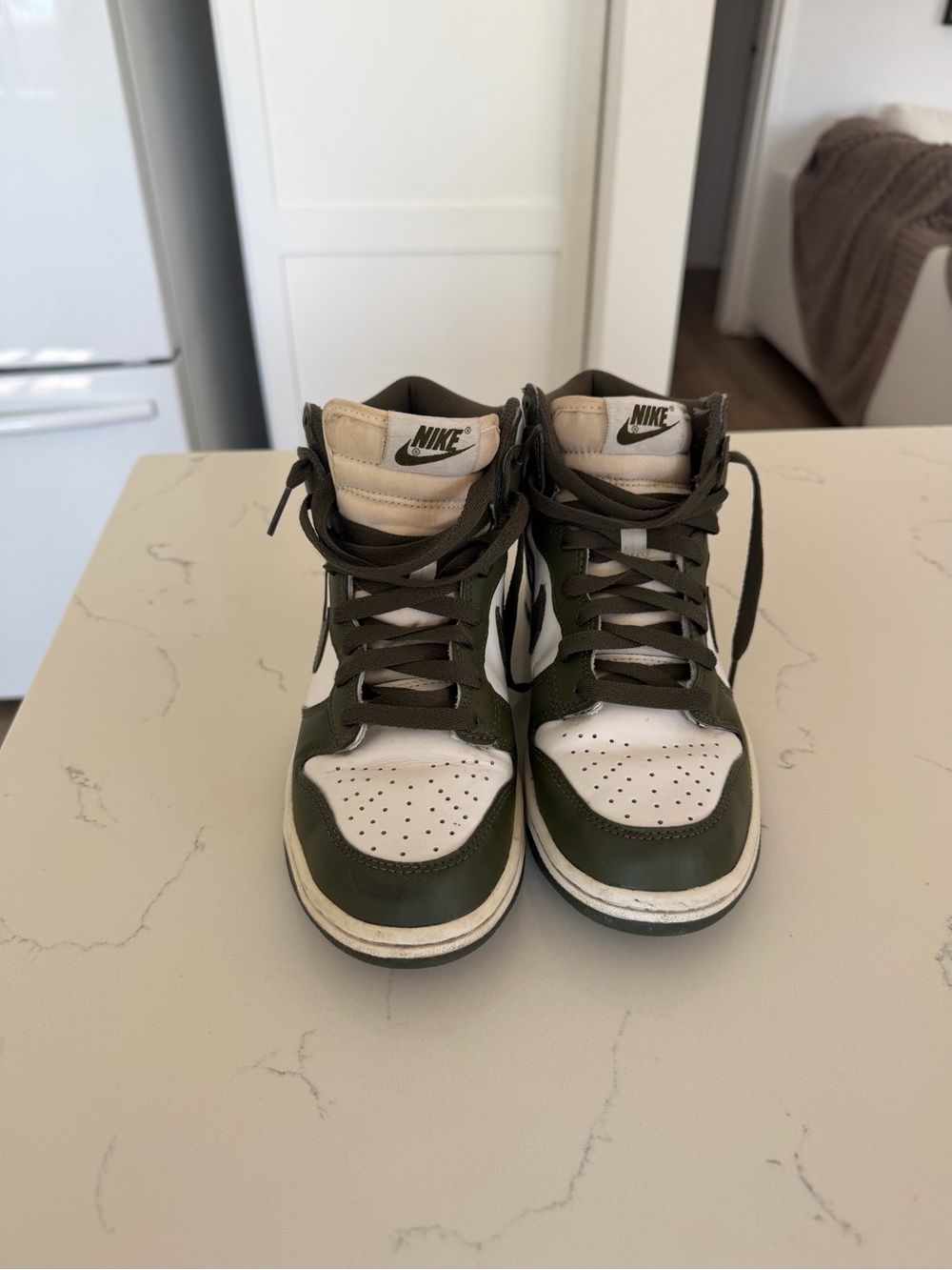 Nike Dunk High Retro sneakers in the "Cargo Khaki" colorway 5.5 Y (youth)